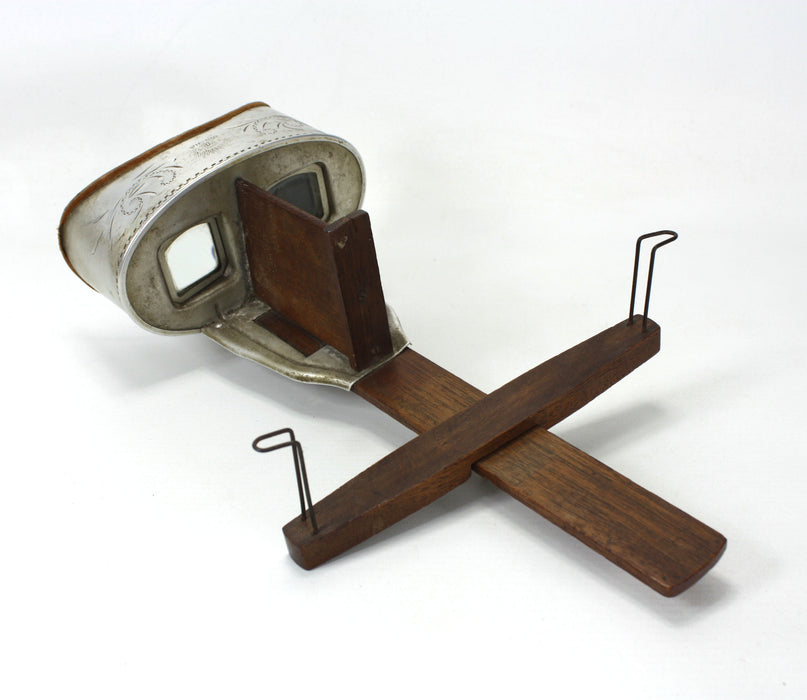 Underwood & Underwood Stereoscope Viewer with 18 cards, c. 1889-1906