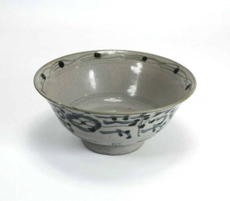 Antique Chinese Qing Dynasty porcelain bowl, 13cm diameter.