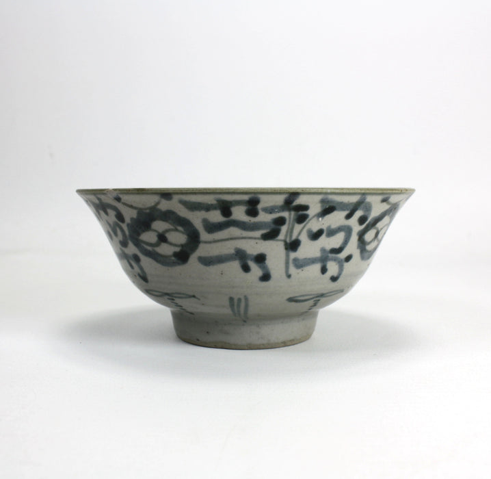 Antique Chinese Qing Dynasty porcelain bowl, 13cm diameter.