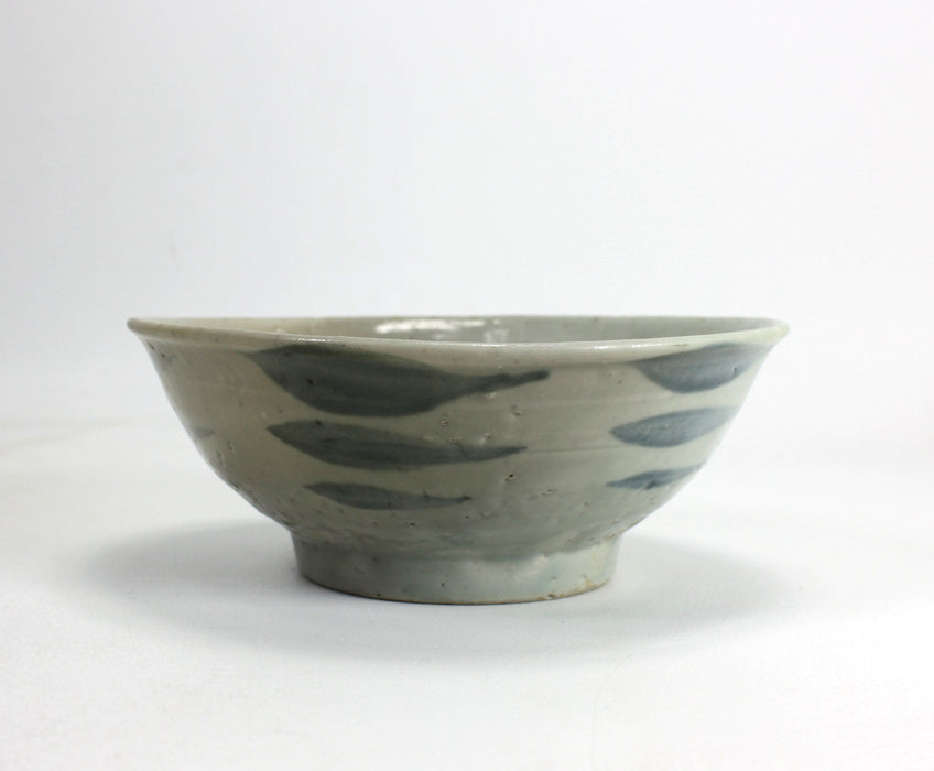 Antique Chinese Ming Dynasty porcelain bowl, 14.5cm diameter.
