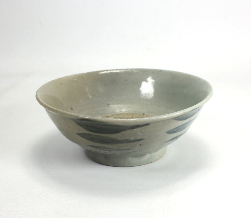 Antique Chinese Ming Dynasty porcelain bowl, 14.5cm diameter.