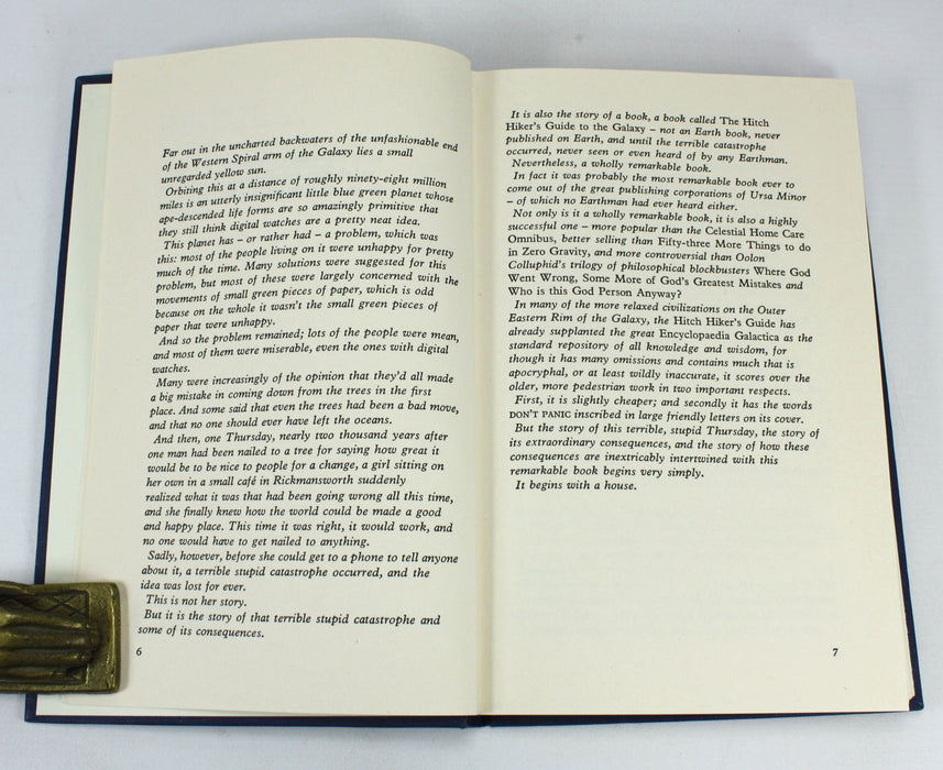 The Hitch Hiker's Guide to the Galaxy, Douglas Adams, BCA Edition, 1980