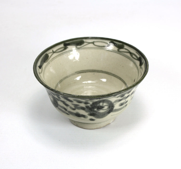 Antique Chinese Ming Dynasty porcelain bowl, 10.7cm diameter.