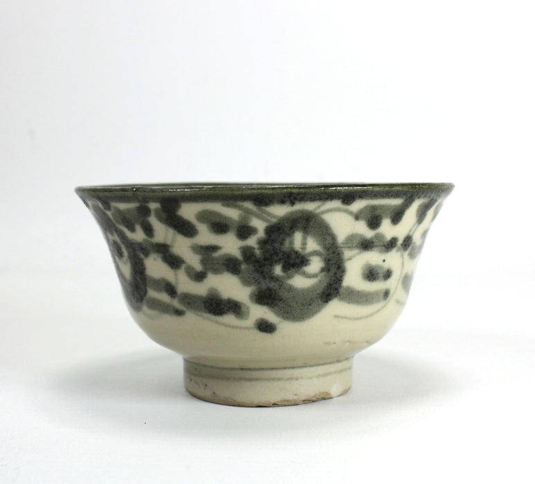 Antique Chinese Ming Dynasty porcelain bowl, 10.7cm diameter.