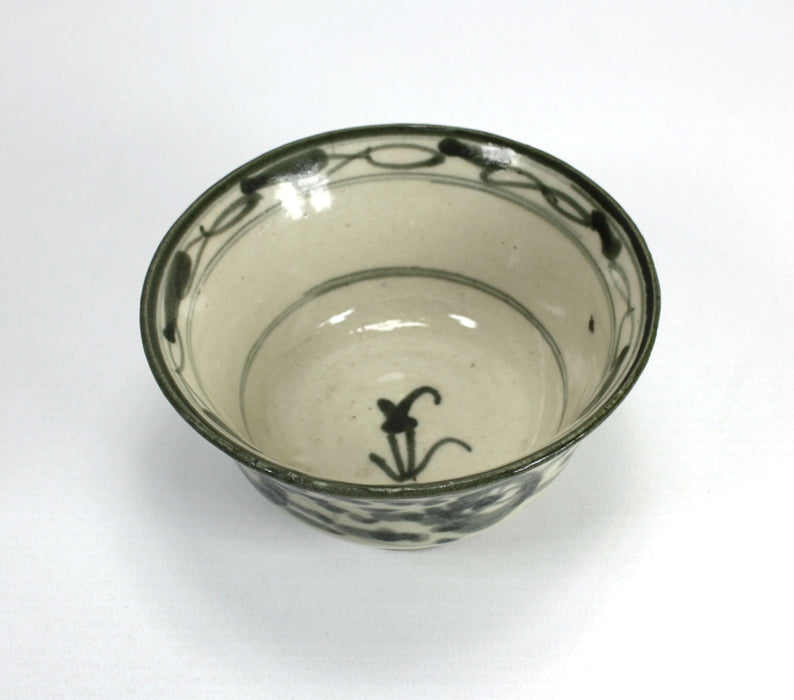 Antique Chinese Ming Dynasty porcelain bowl, 10.7cm diameter.