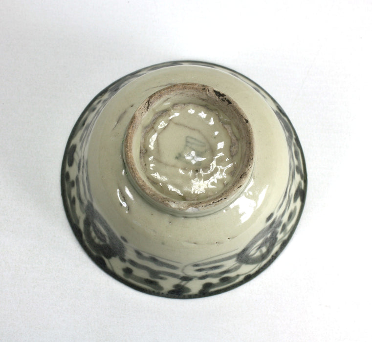 Antique Chinese Ming Dynasty porcelain bowl, 10.7cm diameter.