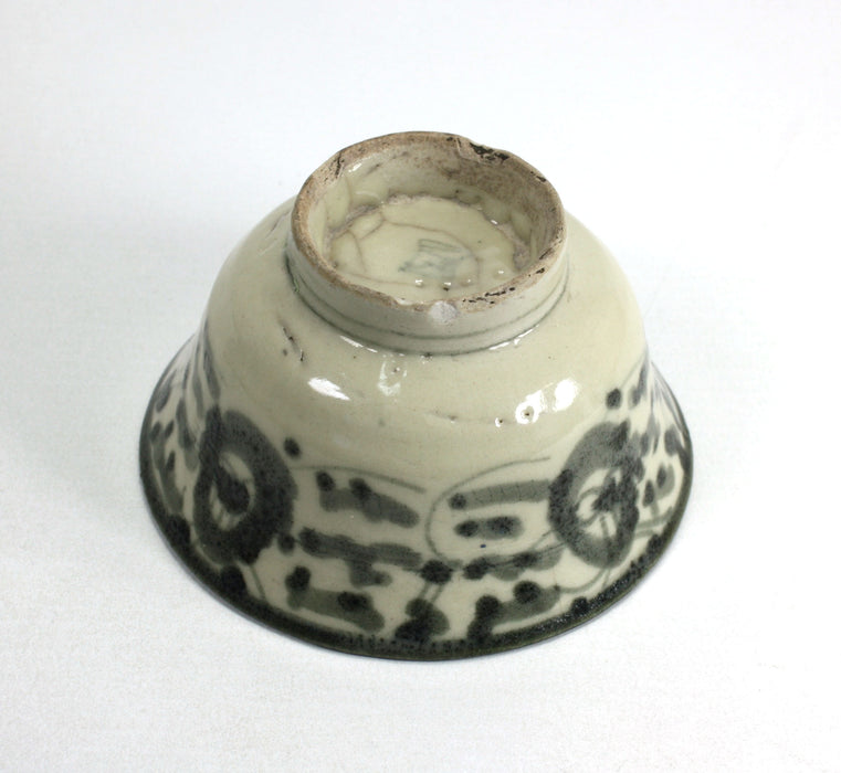 Antique Chinese Ming Dynasty porcelain bowl, 10.7cm diameter.