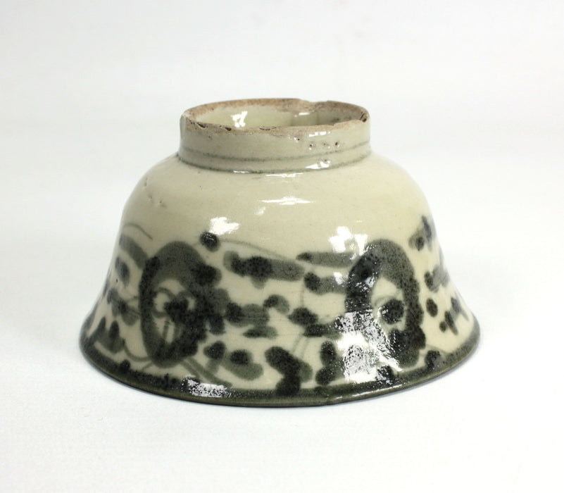 Antique Chinese Ming Dynasty porcelain bowl, 10.7cm diameter.