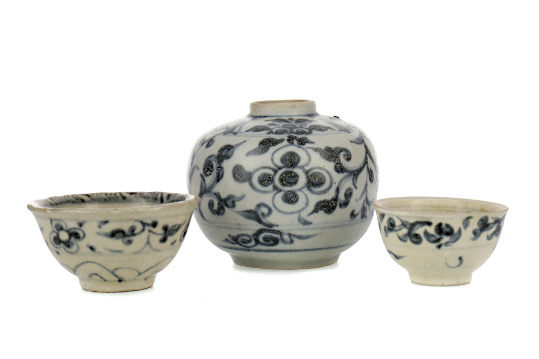 Group of 3 x Annamese blue and white porcelain ceramics, 15th/16th Century.