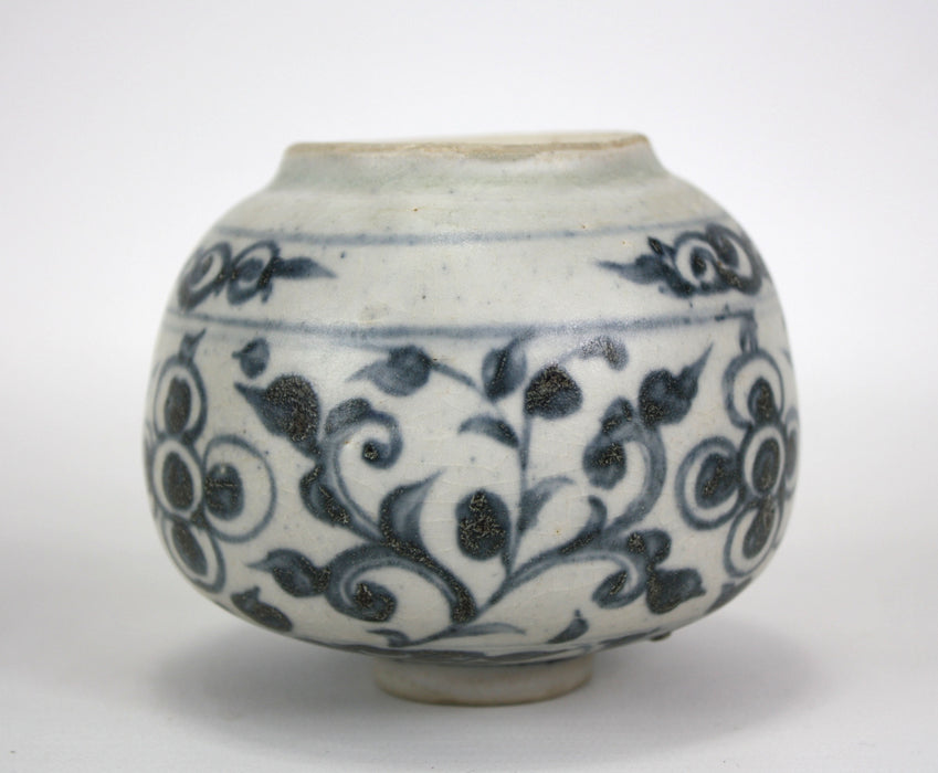 Group of 3 x Annamese blue and white porcelain ceramics, 15th/16th Century.