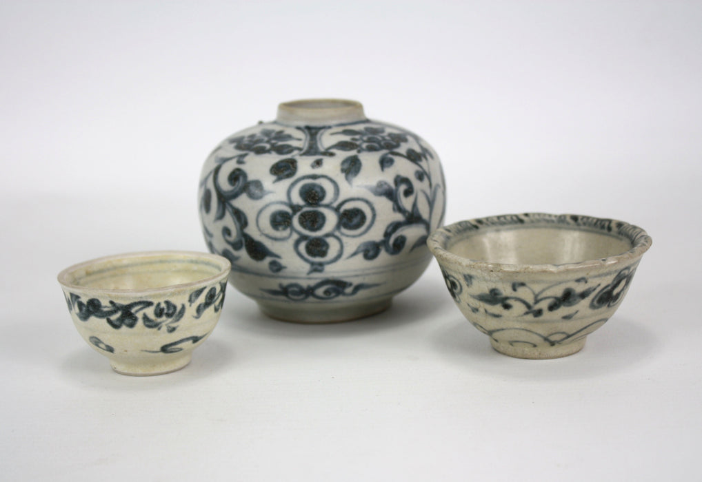 Group of 3 x Annamese blue and white porcelain ceramics, 15th/16th Century.